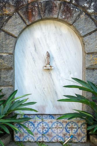 an archway in a building with a faucet at Saison Resort & Spa in Itaipava