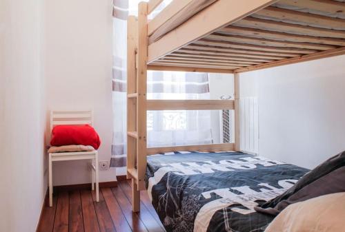a small bedroom with a bunk bed and a window at Les quais du Port in Marseille