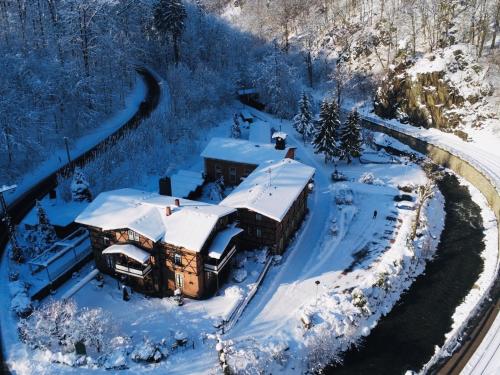 a train car covered in snow on a track at Rabenauer Mühle "bed & breakfast" in Rabenau