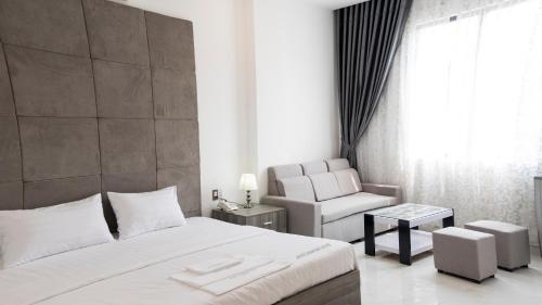 Habitación de hotel con cama y silla en White Diamond Hotel - Airport en Ho Chi Minh