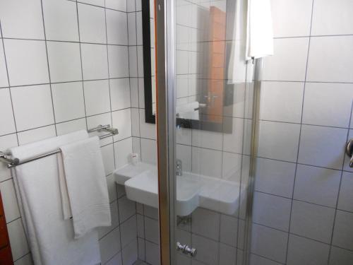 La salle de bains est pourvue d'un lavabo et d'un miroir. dans l'établissement The Lofts, à Polokwane
