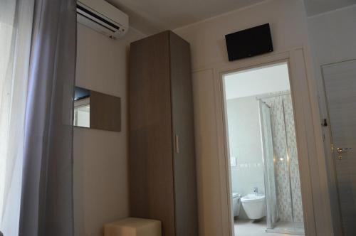 bagno con porta scorrevole e servizi igienici di Hotel Sant'Elena a Rimini
