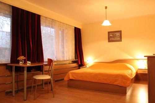 une chambre avec un lit, un bureau et une table dans l'établissement Hotel of Bulgarian Academy of Sciences, à Sofia