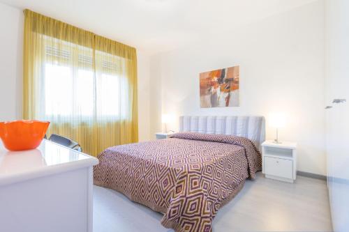 - une chambre avec un lit et une fenêtre dans l'établissement La Casa del Giardin Grande, à Udine