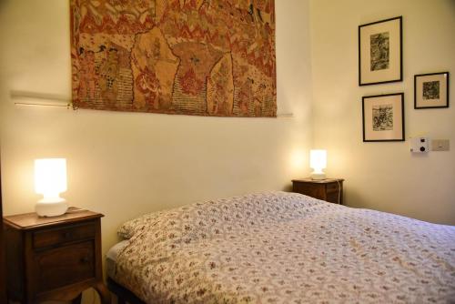 ローマにあるStylish apartment in central Rome "Centro Storico"のベッドルーム1室(ベッド1台、テーブルにランプ2つ付)