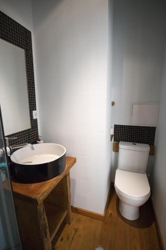 Bilik mandi di Modern & Recycled Guest House