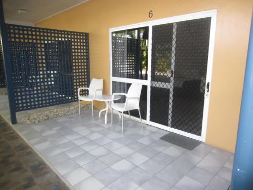 Un patio o zona al aire libre en Lazy Lizard Motor Inn