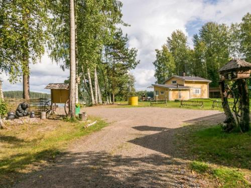 un chemin de terre avec une maison en arrière-plan dans l'établissement Holiday Home Joutsen by Interhome, à Verla