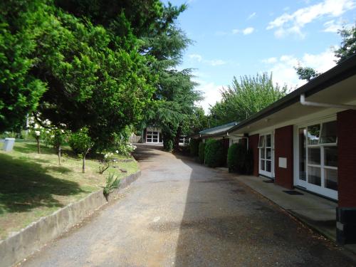 an empty street in front of a building at Park Lodge Motel in Te Awamutu