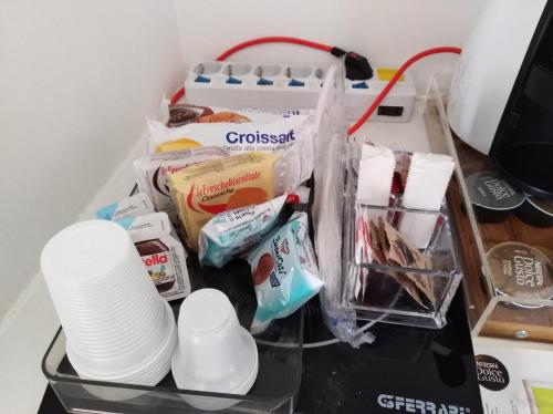 DomuS al Corso B&B في كانوسا دي بوليا: رف عليه أكواب وأشياء أخرى على المكتب