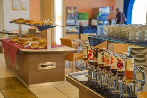 een rij flessen bier op een toonbank met eten bij Futura Club Torre Rinalda in Torre Rinalda