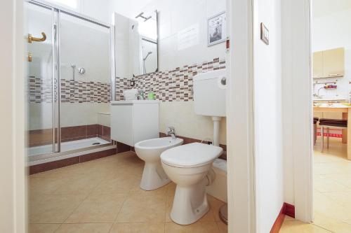 un bagno con wc e doccia di Bologna Città Turrita Rooms a Bologna