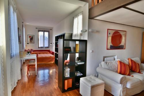 - un salon avec un canapé blanc et une table dans l'établissement Ca' Mirò, à Venise