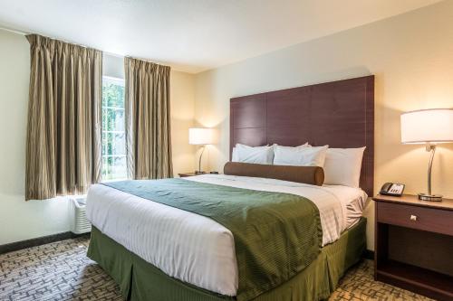 Postel nebo postele na pokoji v ubytování Cobblestone Hotel & Suites - Torrington