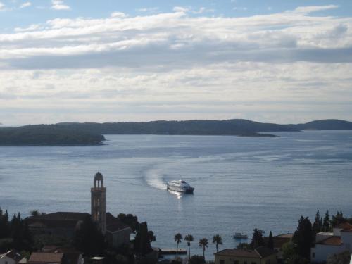 APARTMANI KREŠIĆ 1 HVAR