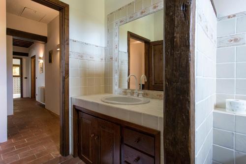 a bathroom with a sink and a mirror at Villa Del Sole in Cortona