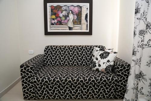 a black and white couch in a room with a picture at Royal Plaza Hotel in Apucarana