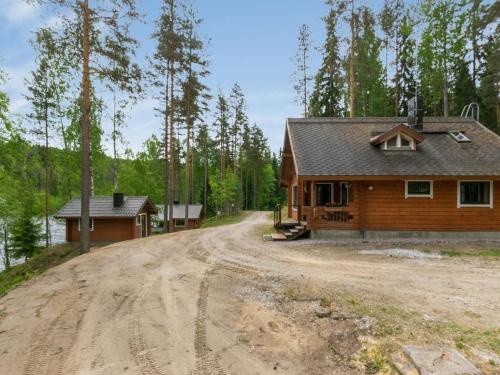 un camino de tierra frente a una cabaña de madera en Holiday Home Vuorilahti by Interhome, en Savonranta