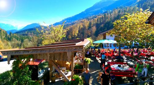 a crowd of people sitting at a market with mountains in the background at Feuriger Tatzlwurm Berghotel & Spa, BW Signature Collection in Oberaudorf