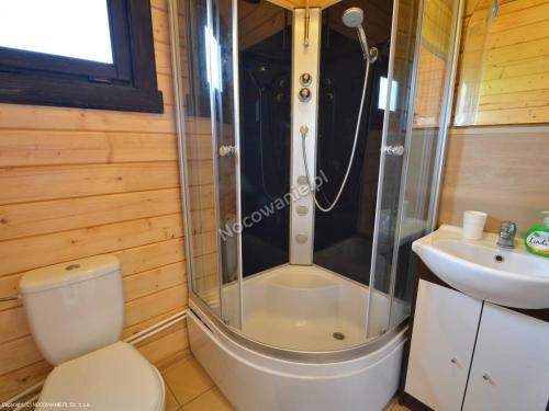 uma casa de banho com um chuveiro, um WC e um lavatório. em Justmar em Mielenko