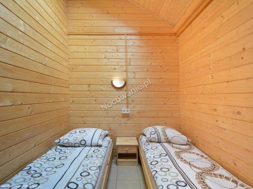 um quarto com duas camas numa sauna em Justmar em Mielenko