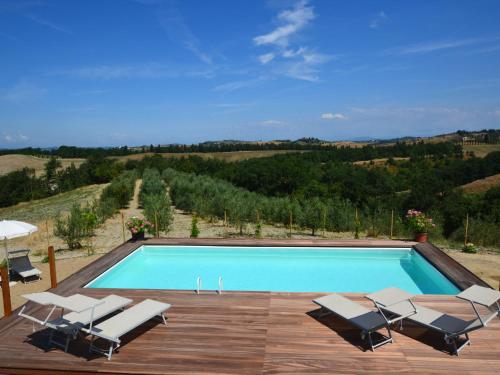 チェルタルドにあるApartment Podere La Torre-4 by Interhomeの眺めの良いスイミングプール(ラウンジチェア付)