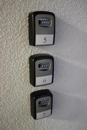 3 interrupteurs électriques assis au-dessus d'une paroi dans l'établissement Smartflat & New apartment city center, à Kaunas