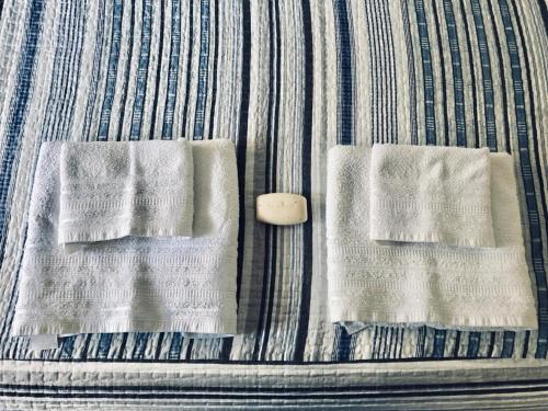 two towels sitting on top of a couch at Torre Parque Apartamento in Morón