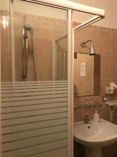 y baño con ducha y lavamanos. en B&B Sansevero Naples, en Nápoles