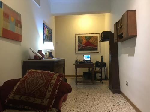 Una televisión o centro de entretenimiento en B&B Sansevero Naples