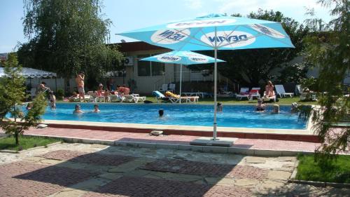 Kolam renang di atau di dekat Stryama Balneohotel