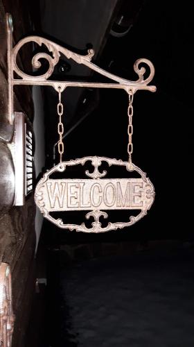 a sign that says welcome hanging from a chain at Genieterke in Somme-Leuze