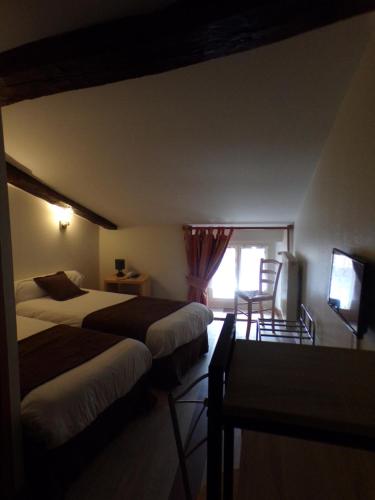 Postel nebo postele na pokoji v ubytování Logis Hôtel de France