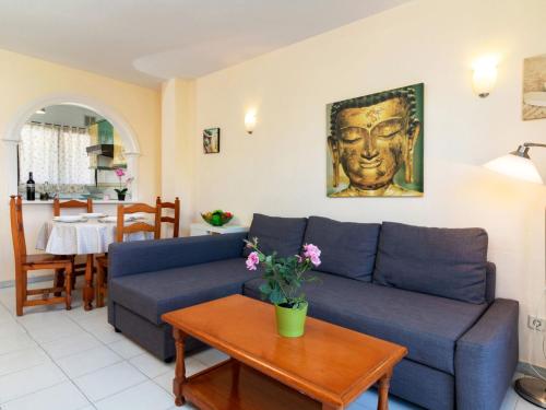 sala de estar con sofá azul y mesa en Apartment Euromar by Interhome, en Torremolinos