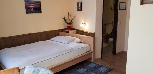a small bedroom with a bed in a room at Hotel Garni Julia in Linnich