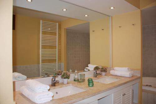 een badkamer met een wastafel en een grote spiegel bij VILLA ISMINI, Skiathos in Skiathos-stad