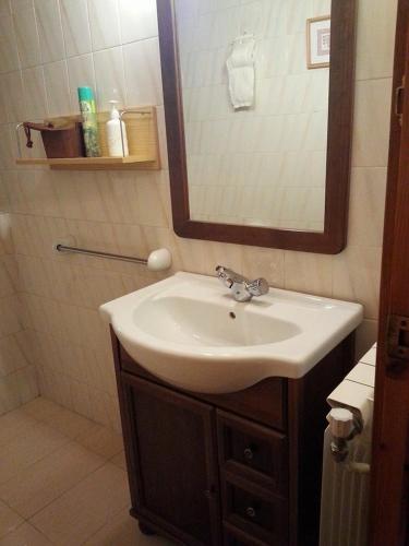 a bathroom with a sink and a mirror at Casa Aranesa in Arties