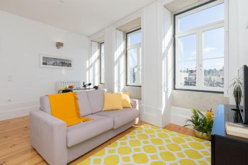 Host Wise - Colorful Stunning Sunlit Flat