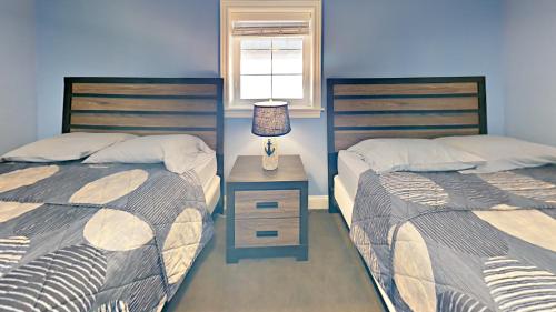 Llit o llits en una habitació de Put-in-Bay Waterfront Condo #110