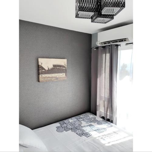 - une chambre avec un lit et une photo sur le mur dans l'établissement The Penn Room Tagaytay at Cool Suites, à Tagaytay