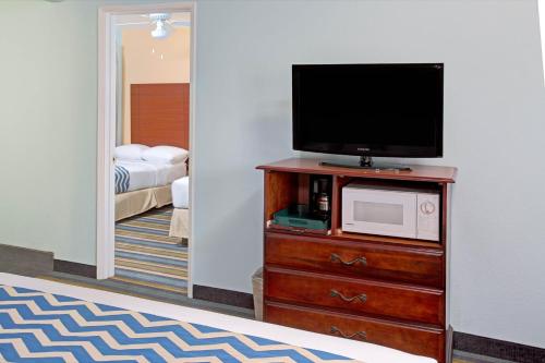 Televisyen dan/atau pusat hiburan di Travelodge by Wyndham Bishop