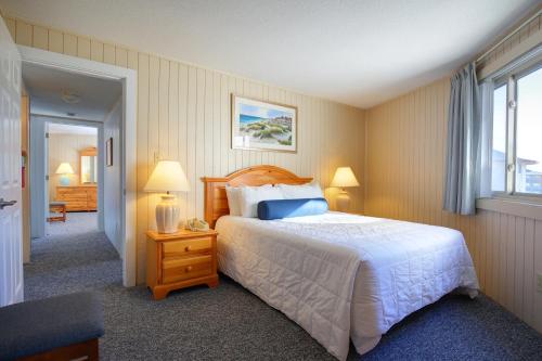 Un pat sau paturi într-o cameră la Outer Banks Beach Club