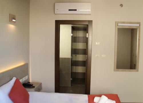 a hotel room with a bed and a mirror at innova8ion in Bethlehem