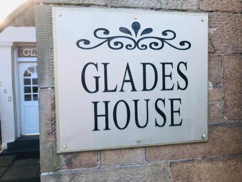 Сертификат, награда, вывеска или другой документ, выставленный в Glades House