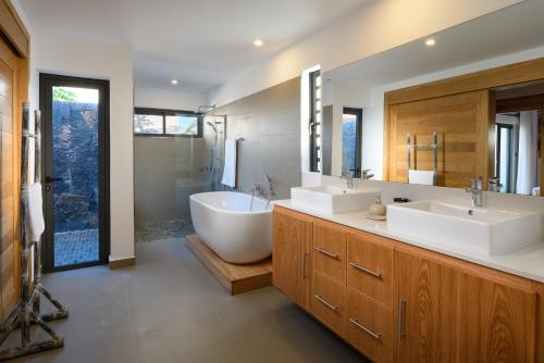 a bathroom with two sinks and a bath tub at Luxurious Villa - Beach 1039m, Golf & Malls 4mn in Grand Baie