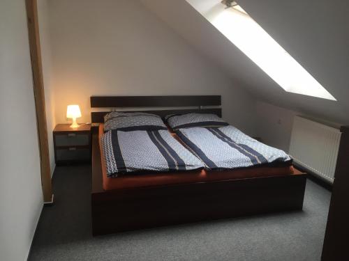 Postel nebo postele na pokoji v ubytování Apartman U Hřiště Krkonoše