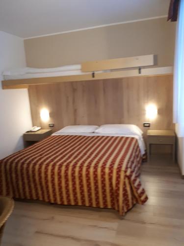 Tempat tidur dalam kamar di Hotel Pineta