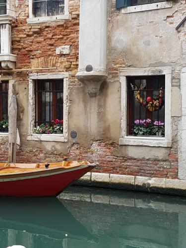 
a boat sitting in the water next to a building at Cà Stae in Venice
