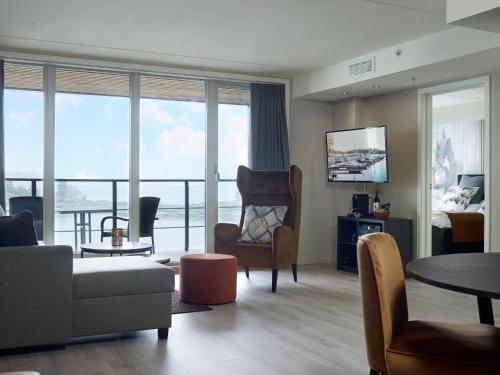 ein Wohnzimmer mit Sofa und Tisch in der Unterkunft Son Spa in Son