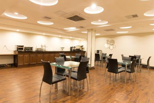 a conference room with tables and chairs and a counter at Mayfair Inn and Suites in Queens